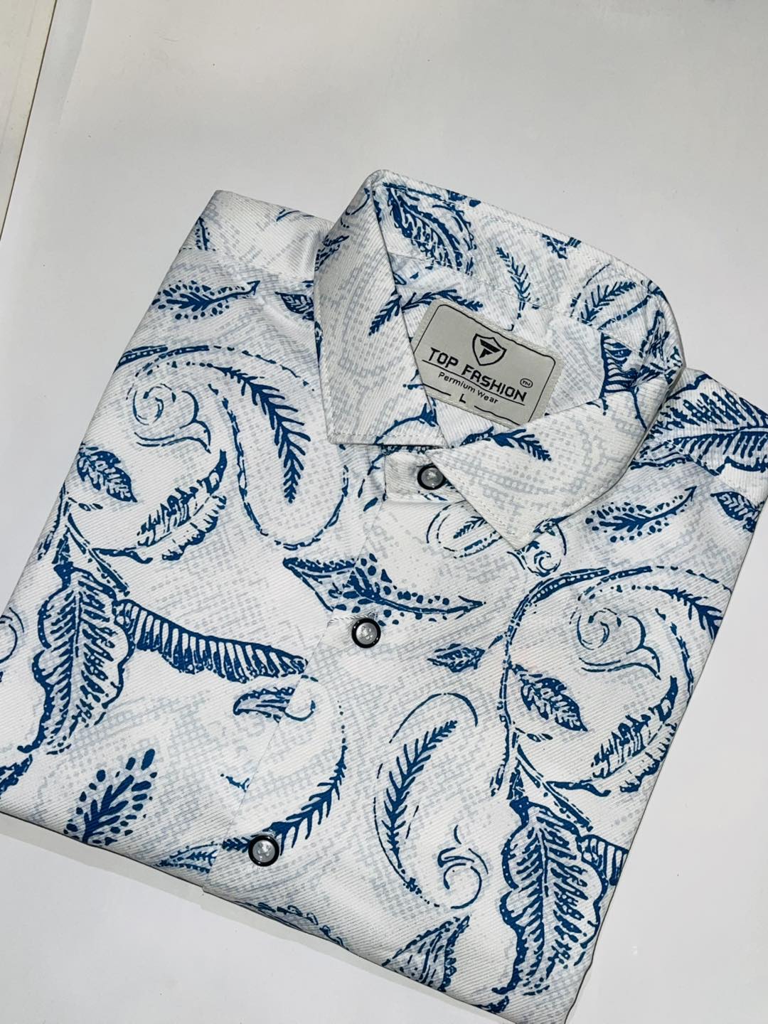 Whitw bone sleeve shirt